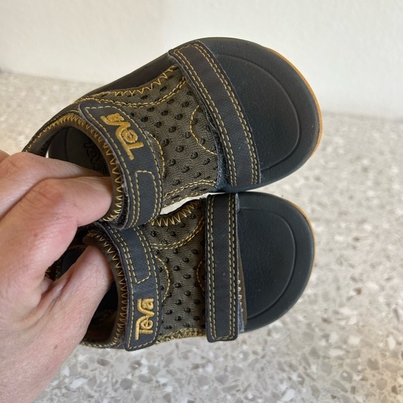 Teva Sandals with Open Toe Design Patch on and off Size 4 - Picture 6 of 9